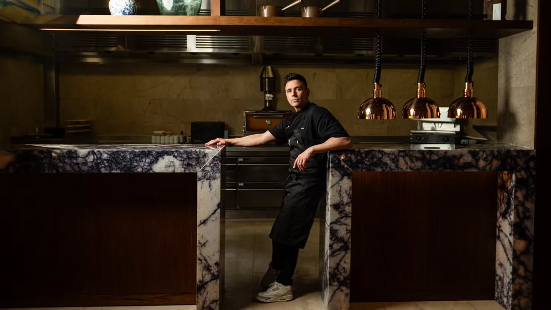 Detrás de VORO hay un equipo que comparte una misma manera de entender la cocina. Liderado por Álvaro Salazar, cada serv