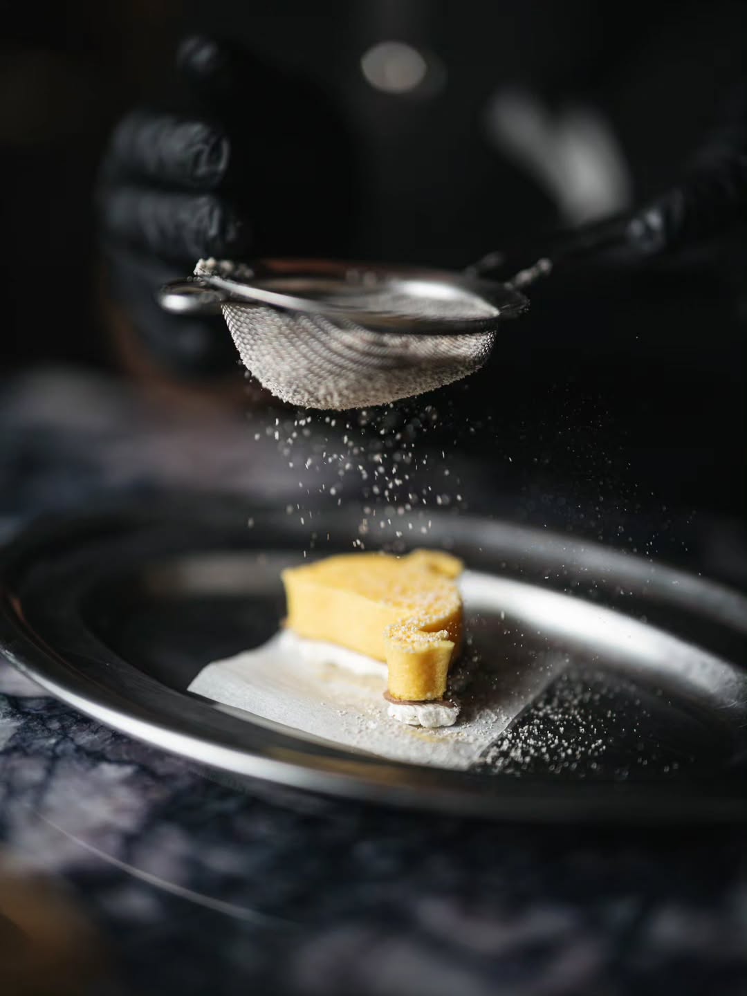 PATITO³ | 2019: Polvo de maíz, Esponja de caldo de pato con azafrán, Parfait de sus interiores y especias brut, Galleta 