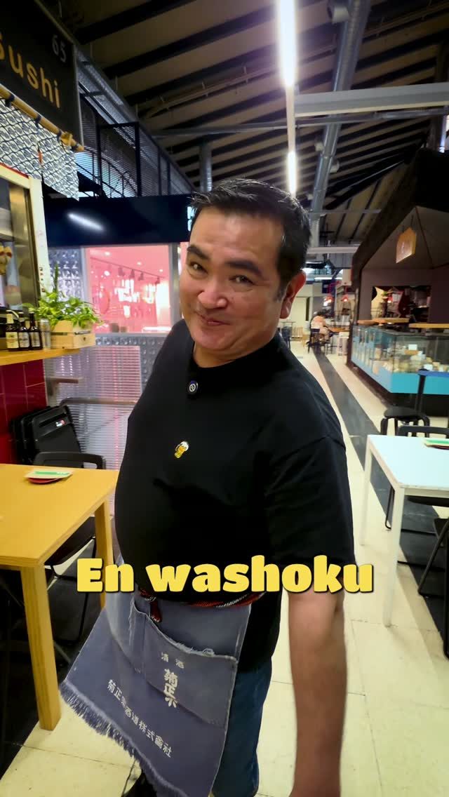 Hay días en los que no hace falta pensarlo tanto.
Te apetece sushi.
Te apetece algo caliente.
Te apetece una Sapporo.
T