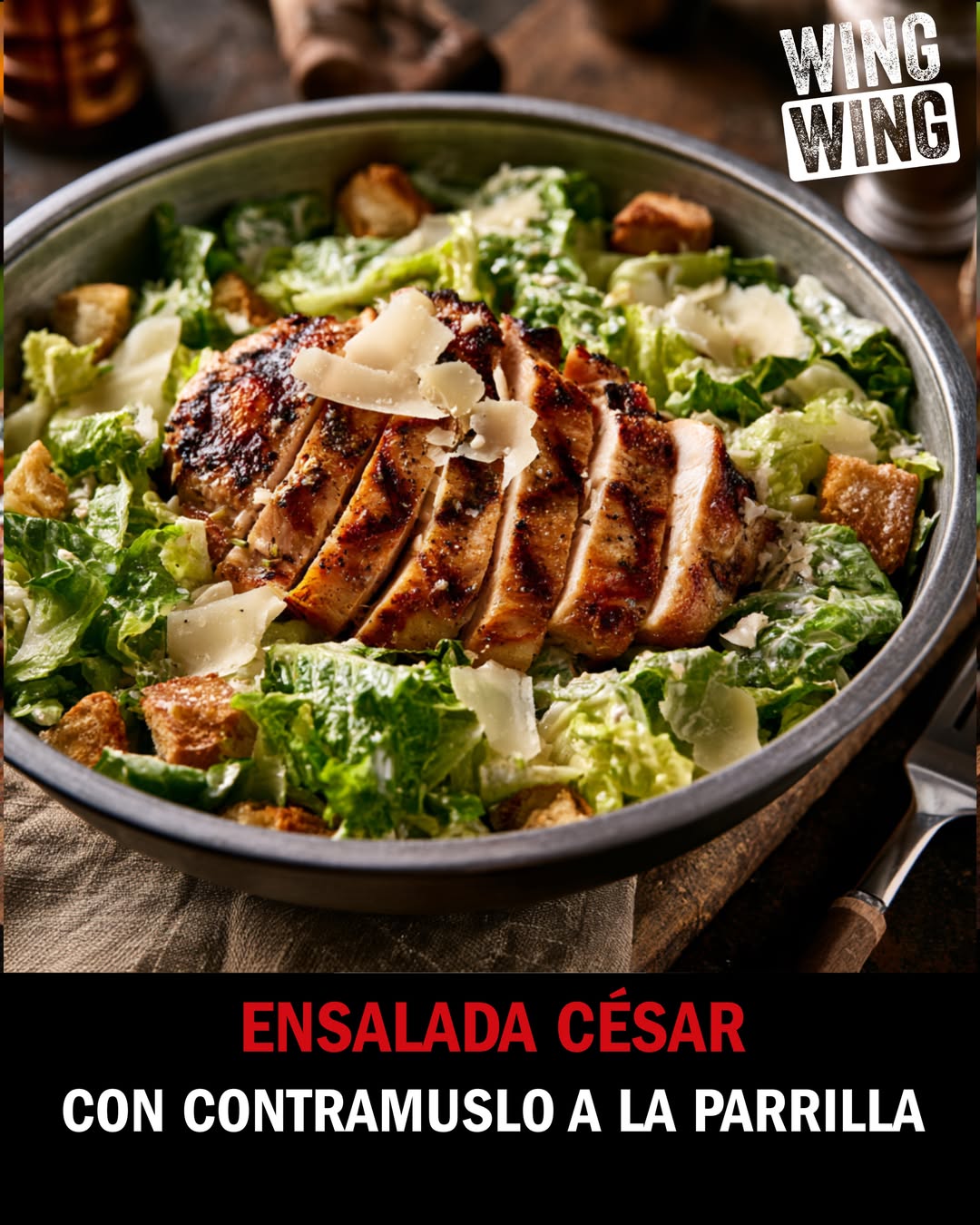 Solo lo mejor de lo mejor: lechuga romana cortada a mano, lascas de parmesano, croutons, salsa César artesanal y contram