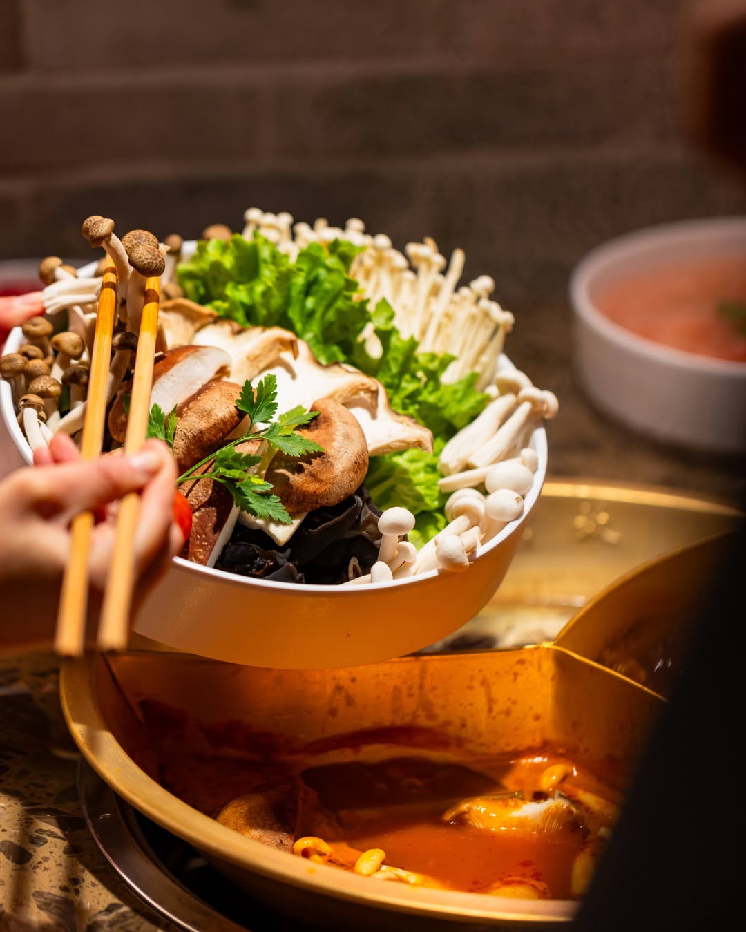 Con este calorazo apetecen cosas más ligeras y fresquitas: verduras y setas es algo que siempre queda bien con el hotpot
