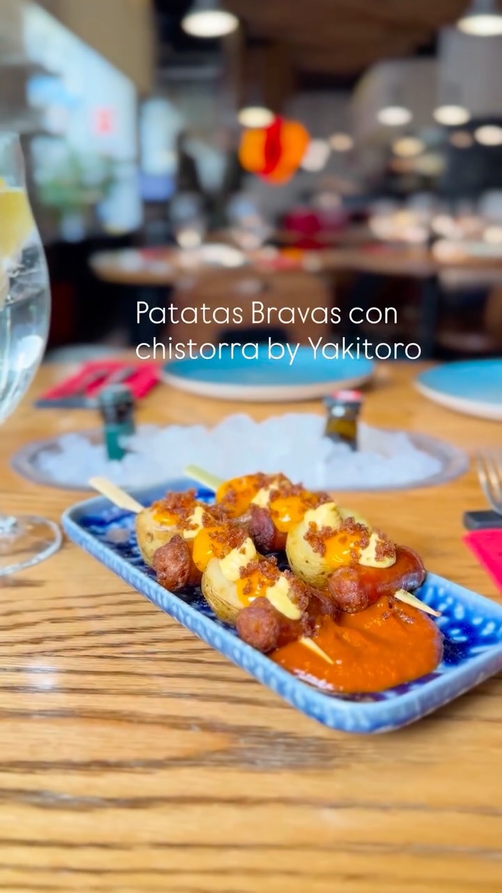 🔥 Patatas bravas con chistorra 🔥
Las bravas de siempre… pero con una vuelta muy Yakitoro. 🔥
Patatas, salsa con carácte