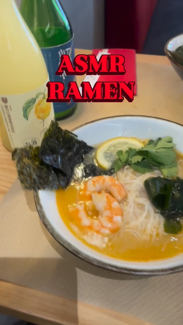 🍜✨ ASMR DEL UMAMI ✨🍜

¿Escuchas ese sonido?
El caldo humeando.
Los fideos deslizándose.
El primer sorbo que te obliga a 