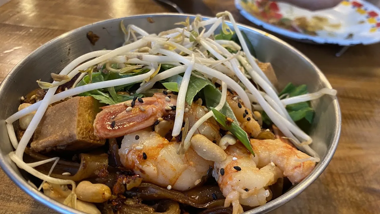 A stir-fry of shrimp and pork with bean sprouts