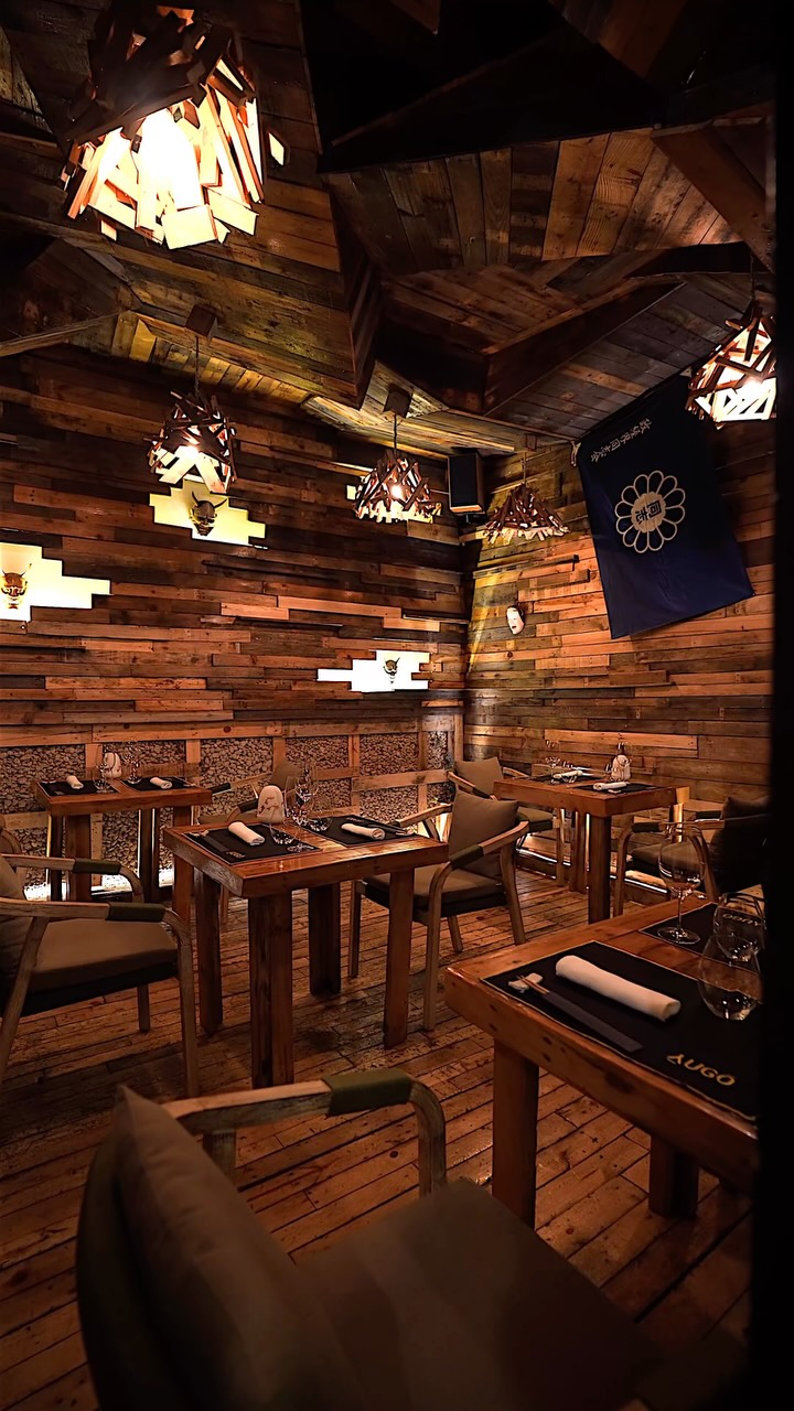 En la planta superior de Yugo The Búnker, el tiempo parece detenerse.
Inspirado en las tradicionales Izakaya japonesas,