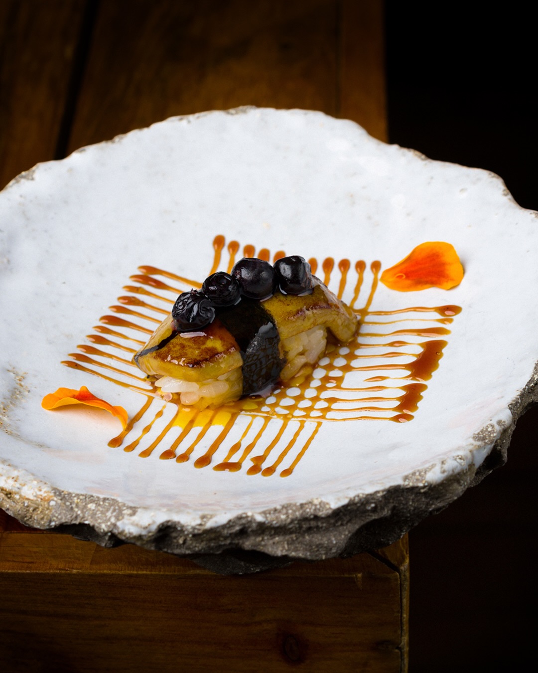 El Nigiri de Foie Le Canard de Jules con arándanos salvajes es uno de los platos clásicos de Yugo, una de esas piezas qu