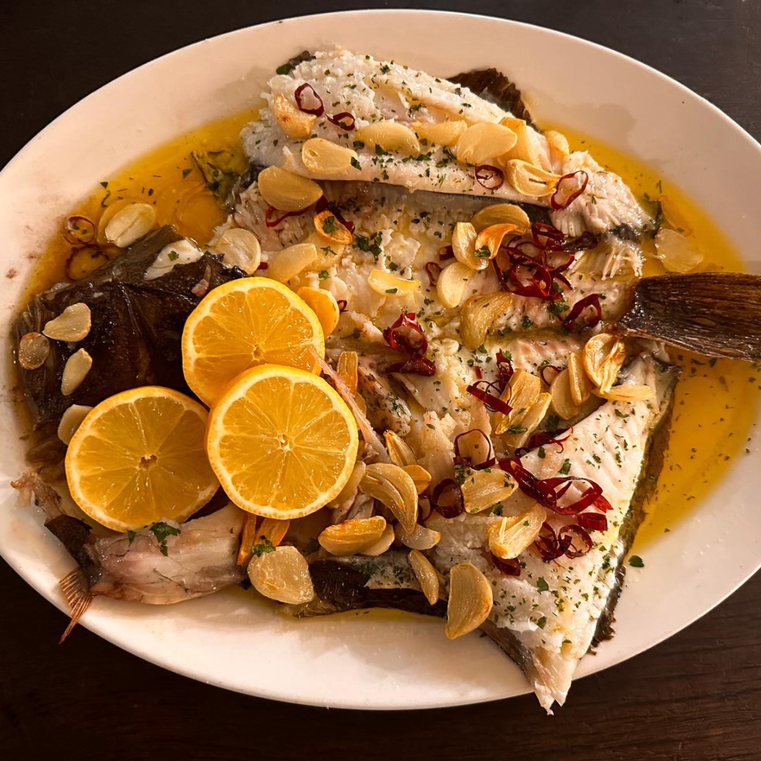 Nuestro besugo, un plato imperdible que puedes disfrutar en nuestro restaurante. 

Reserva en el link de nuestro perfil.