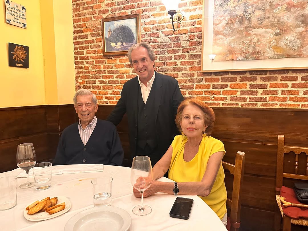 ¡Qué honor recibir a Mario Vargas Llosa en nuestro restaurante! ✨

Nos llena de alegría haber contado con la visita del 
