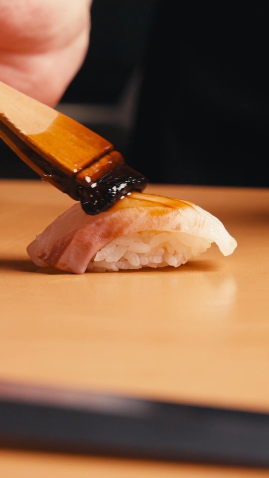 Disfruta del mejor festival de Sushi con la maestría de David Arauz y su equipo. En el espacio Tēburu o en la barra omak