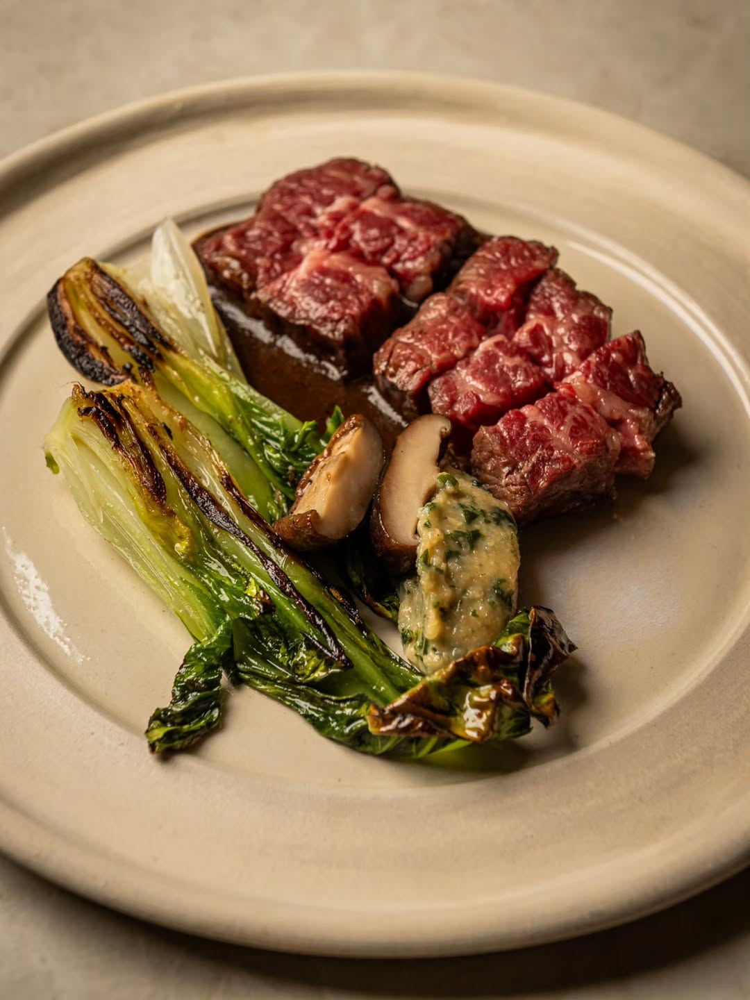 Hoy os recomendamos uno de los platos calientes de Tēburu by Zuara: Angus-Wagyu Misuji.

Marucha de Angus Wagyu, acompañ